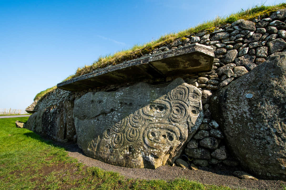 Tallas de piedra neolíticas en Newgrange Tallas de piedra neolíticas en Newgrange